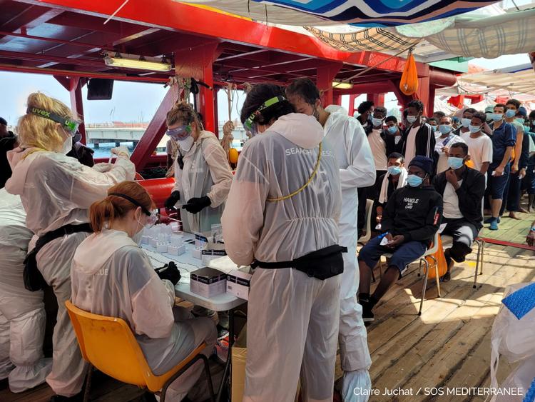     Migranter blev testet for covid-19 på flygtninigeskibet 'Ocean Viking', da det 9. juli gik i havn i Augusta på Sicilien. 'Ocean Viking' har i sommer reddet hundredvis af migranter og flygtninge på Middelhavet. Foto: Claire Juchat/sos Mediterranee/Ritzau Scanpix
