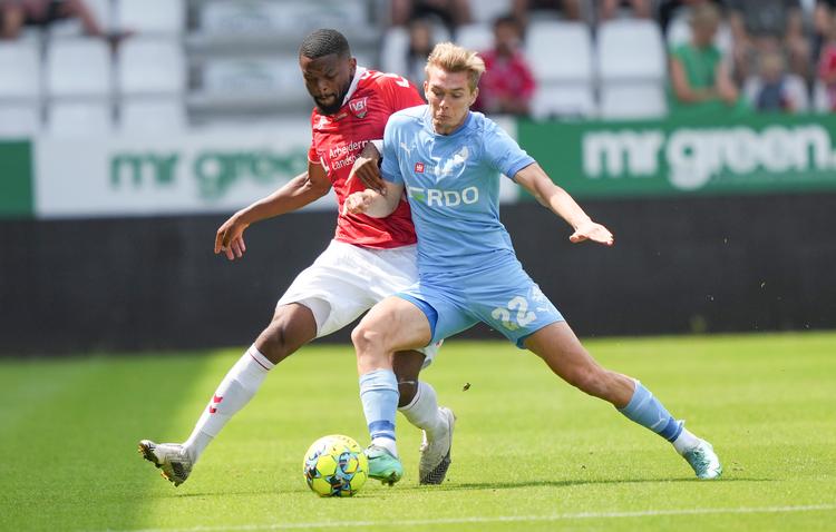 Mathias Greve (i lyseblåt) og Randers havde et solidt overtag mod Kevin Yamga og Vejle.   Foto: Claus Fisker/Ritzau Scanpix