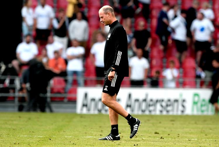 FCK-træner Jess Thorup går skuffet fra Parken efter 2-2. Foto: Lars Poulsen