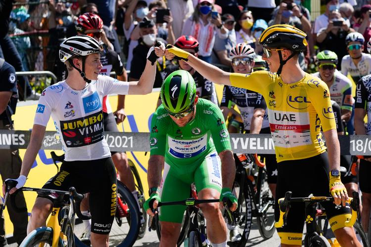 Tadej Pogacar (i den gule trøje) og Jonas Vingegaard slog knoerne sammen i gensidig respekt ved starten på sidste etape. Foto: Daniel Cole/Ritzau Scanpix