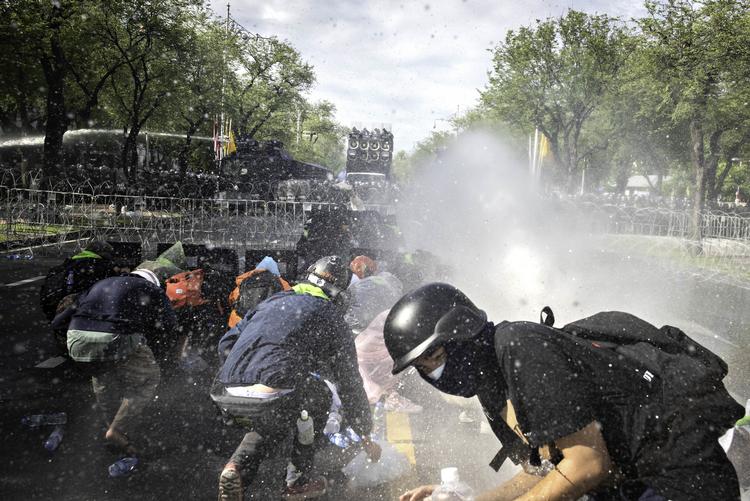 Politiet brugte i går vandkanoner for at forhindre demonstranter i at nærme sig regeringens hovedsæde i centrum af Bangkok. Foto: Claus Blok Thomsen
