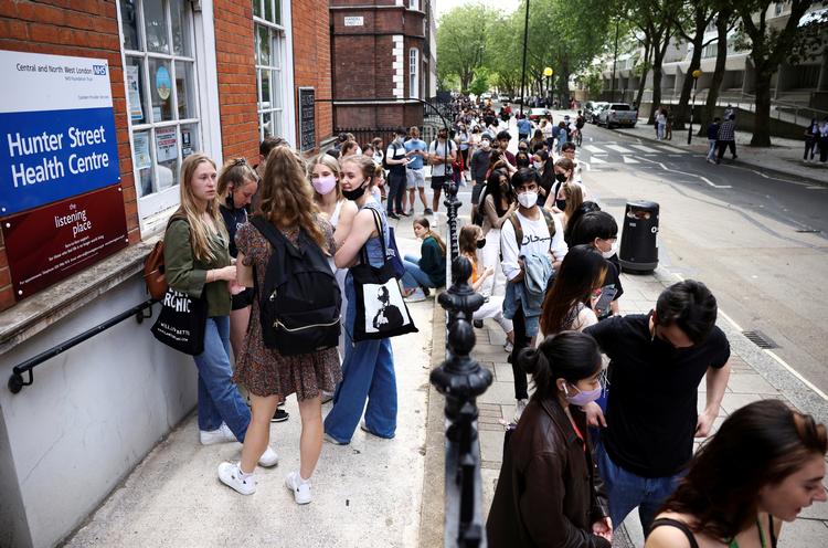 Briter i kø for at blive vaccineret. Genåbningen af England sker på et tidspunkt, hvor Storbritannien har registreret mere end 50.000 daglige smittede. Kun Indonesien og Brasilien registrerer i øjeblikket højere smittetal. Foto: Henry Nicholls/Ritzau Scanpix
