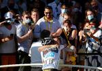 Jonas Vingegaard bliver modtaget af sin kæreste efter sidste etape af Tour de France i Paris i går.  Foto: Stephane Mahe/Ritzau Scanpix