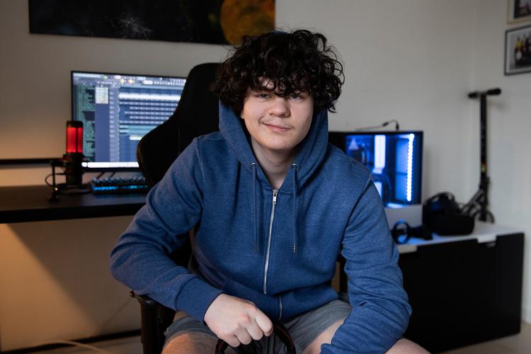Det er her på teenageværelset, at Tobias Aaen Sørensen har produceret musik, som er blevet streamet af mange millioner. Han laver det hele selv på sin gamercomputer. Foto: Finn Frandsen/POLFOTO
