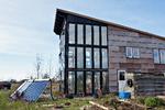 I landsbyen Egebjerg i Odsherred har alle familier i andelsforeningen Fri og Fro selv bygget deres huse. De er tilflyttere fra blandt andet København og har skabt nyt liv i landsbyen.  Nu er der et nyt lignende projekt på vej i byen med 22 andre familier, der kommer udefra. Foto: Miriam Dalsgaard/POLFOTO