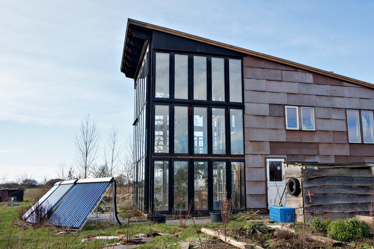 I landsbyen Egebjerg i Odsherred har alle familier i andelsforeningen Fri og Fro selv bygget deres huse. De er tilflyttere fra blandt andet København og har skabt nyt liv i landsbyen.  Nu er der et nyt lignende projekt på vej i byen med 22 andre familier, der kommer udefra. Foto: Miriam Dalsgaard/POLFOTO