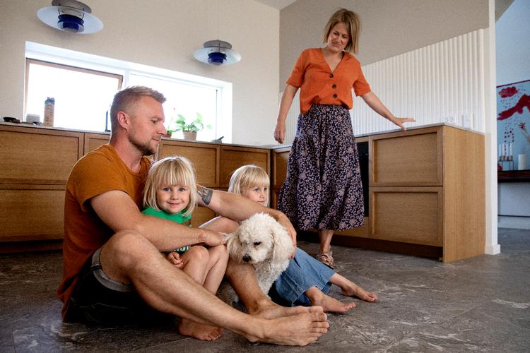 Mads og Helle Kristensen og deres to børn, Frida og Thilde, flyttede sidste år fra København til deres nye hus i Rørvig i Odsherred for at få et nyt liv med mere plads til familien. Foto: Finn Frandsen/POLFOTO