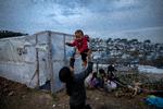 Grækenland bruger alle midler til at holde flygtninge og migranter ude. I Moria-lejren på Lesbos er 20.000 mennesker stuvet sammen. Ifølge Læger uden Grænser er 35-40 procent af lejrens beboere børn.   Foto: Jacob Ehrbahn/POLFOTO