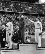 Topsprinteren Jesse Owens var omgivet af af nazi-hilsener, da han i 1936 vandt sine guldmedaljer ved OL i Berlin. Foto: /AP