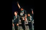 Ved OL i 1968 viste Tommie Smith (guld) og John Carlos (bronze) støtte til 'black power'.  Peter Norman bar en badge for atleters kamp for menneskerettigheder. Foto: Uncredited/Ritzau Scanpix