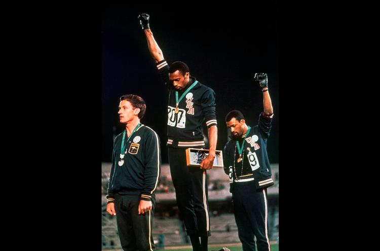 Ved OL i 1968 viste Tommie Smith (guld) og John Carlos (bronze) støtte til 'black power'.  Peter Norman bar en badge for atleters kamp for menneskerettigheder. Foto: Uncredited/Ritzau Scanpix