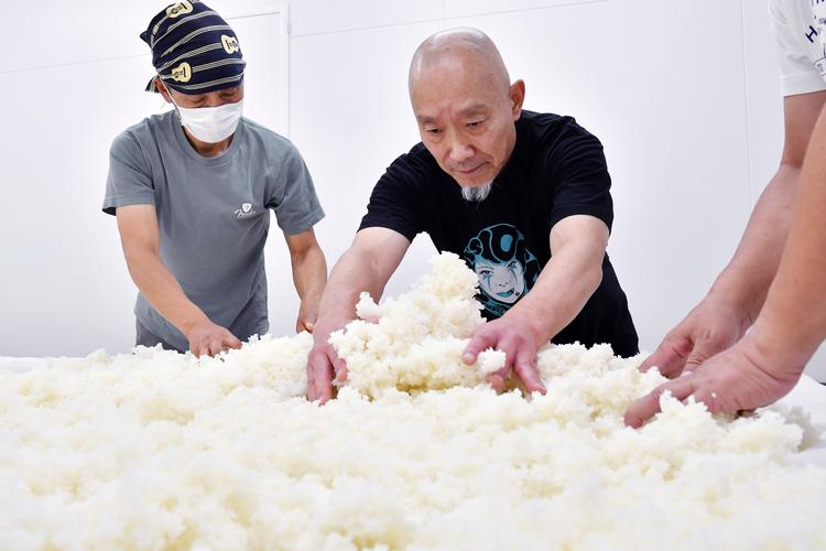 Trods navnet risvin er processen med at fremstille sake mere lig ølbrygning. Bryggerne blander dampet ris med kõji, vand og gær, inden fermenteringen sættes i gang.  Foto: Noriaki Sasaki/Ritzau Scanpix