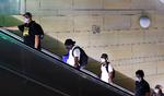LOS ANGELES, CALIFORNIA - JULY 19: People wear face coverings as they ride an escalator in Union Station on July 19, 2021 in Los Angeles, California. A new mask mandate went into effect just before midnight on July 17 in Los Angeles County requiring all people, regardless of vaccination status, to wear a face covering in public indoor spaces amid a troubling rise in COVID-19 cases. Mario Tama/Getty Images/AFP == FOR NEWSPAPERS, INTERNET, TELCOS &amp; TELEVISION USE ONLY == Foto: Mario Tama/Ritzau Scanpix