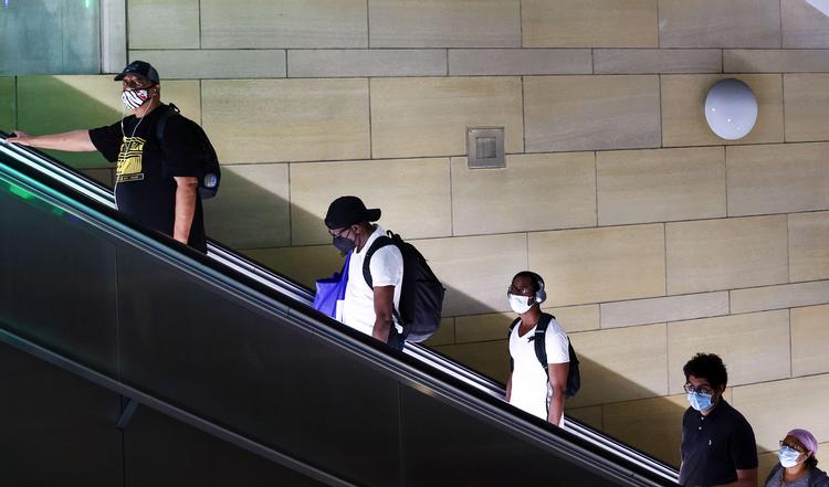 LOS ANGELES, CALIFORNIA - JULY 19: People wear face coverings as they ride an escalator in Union Station on July 19, 2021 in Los Angeles, California. A new mask mandate went into effect just before midnight on July 17 in Los Angeles County requiring all people, regardless of vaccination status, to wear a face covering in public indoor spaces amid a troubling rise in COVID-19 cases. Mario Tama/Getty Images/AFP == FOR NEWSPAPERS, INTERNET, TELCOS &amp; TELEVISION USE ONLY == Foto: Mario Tama/Ritzau Scanpix