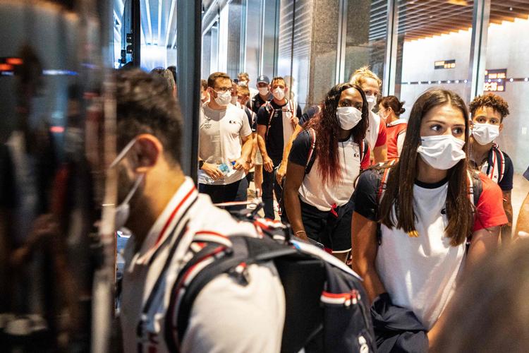 Det franske judo-hold ankommer her til Tokyo. Foto: Charly Triballeau/Ritzau Scanpix