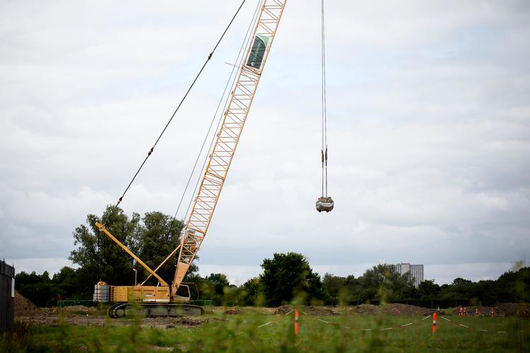 To statslige nævn har givet miljøklager over byggeriet på Amager Fælled opsættende virkning. Alligevel arbejdes der fortsat på byggepladsen. Det fører nu til en ny klagesag mod Københavns Kommune. Foto: Nanna Navntoft