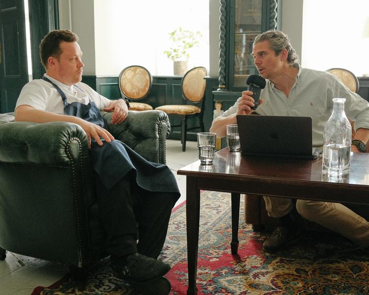 Thomas Rode Andersen interviewer Jeppe Foldager, der har overtaget styringen af komfurerne på Dragsholm Slot, efter  at Claus Henriksen stoppede nytår 2020/2021.. Foto: Thomas Vinther 