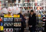Kunder i en HMV-butik i London. Den første HMV-butik blev åbnet i netop den britiske hovedstad for 100 år siden. Foto: Frank Augstein/Ritzau Scanpix