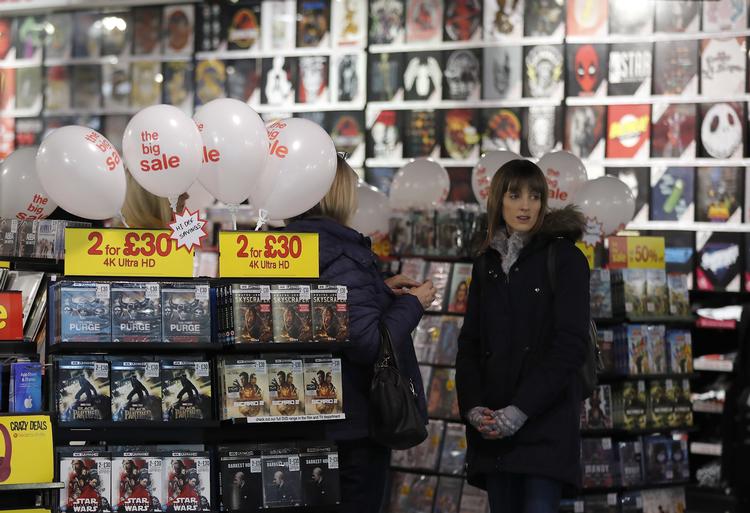 Kunder i en HMV-butik i London. Den første HMV-butik blev åbnet i netop den britiske hovedstad for 100 år siden. Foto: Frank Augstein/Ritzau Scanpix