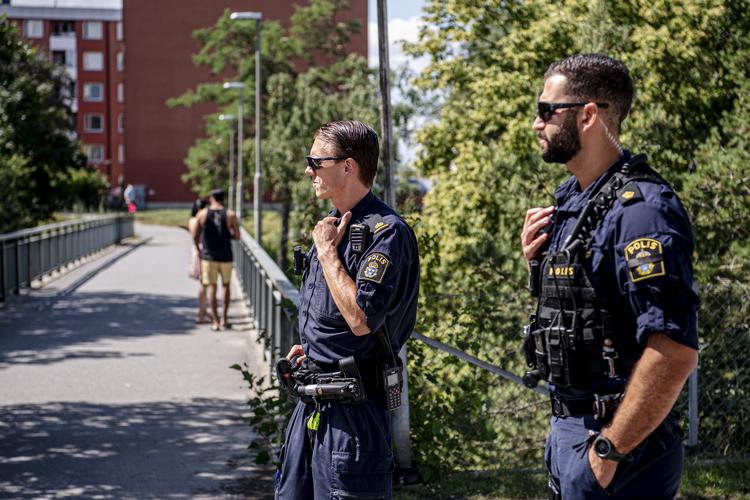 Betjente er på plads efter skyderi i Visättre sydvest for Stockholm. Foto: 2512 Lorentz-allard Robin/aftonb/Ritzau Scanpix