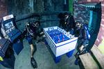 Hvem der vinder matchen, melder historien ikke noget om., men bordfodboldkampen foregår i det 60 meter dybe Deep Dive Dubai-bassin.  Foto: Deep Dive Dubai