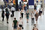 Rejsende på Waterloo Station i London i mandags, som blev udråbt som 'freedom day', da de fleste restriktioner blev ophævet. Flere valgte dog at beholde mundbindet på.  Foto: Niklas Halle'n/Ritzau Scanpix