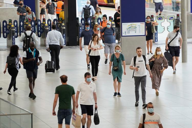 Rejsende på Waterloo Station i London i mandags, som blev udråbt som 'freedom day', da de fleste restriktioner blev ophævet. Flere valgte dog at beholde mundbindet på.  Foto: Niklas Halle'n/Ritzau Scanpix
