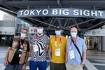 Det japanske coronareglement tilsiger, at alle skal bære mundbid hele tiden, og derfor er fotograf Jens Dresling (tv.) og journalisterne Jeppe Laursen Brock, Christian Heide-Jørgensen og Henrik Braad Jacobsen iførte denne beskyttelse.   Foto: Liselotte Sabroe/Ritzau Scanpix