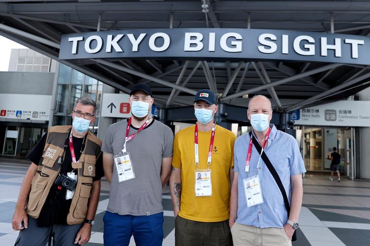 Det japanske coronareglement tilsiger, at alle skal bære mundbid hele tiden, og derfor er fotograf Jens Dresling (tv.) og journalisterne Jeppe Laursen Brock, Christian Heide-Jørgensen og Henrik Braad Jacobsen iførte denne beskyttelse.   Foto: Liselotte Sabroe/Ritzau Scanpix