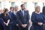 Kronprins Haakon Magnus, kronprinsesse Mette-Marit og statsminister Erna Solberg under mindemarkeringen i regeringskvareret i Oslo i dag.  Foto: Geir Olsen/Ritzau Scanpix
