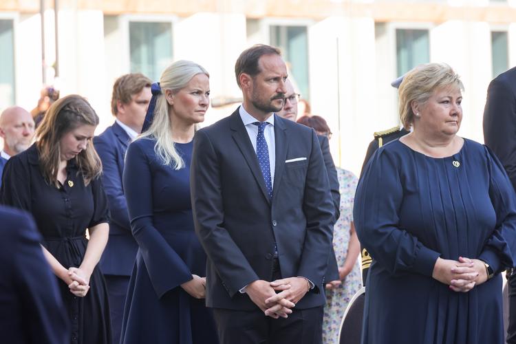 Kronprins Haakon Magnus, kronprinsesse Mette-Marit og statsminister Erna Solberg under mindemarkeringen i regeringskvareret i Oslo i dag.  Foto: Geir Olsen/Ritzau Scanpix