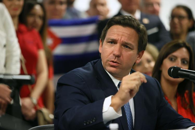 MIAMI, FLORIDA - JULY 13: Florida Gov. Ron DeSantis takes part in a roundtable discussion about the uprising in Cuba at the American Museum of the Cuba Diaspora on July 13, 2021 in Miami, Florida. Thousands of people took to the streets in Cuba on Sunday to protest against the government. Joe Raedle/Getty Images/AFP == FOR NEWSPAPERS, INTERNET, TELCOS &amp; TELEVISION USE ONLY == Foto: Joe Raedle/Ritzau Scanpix