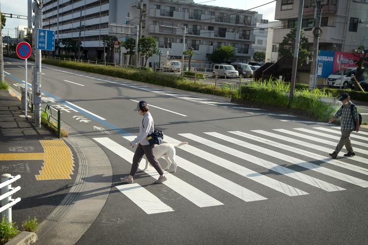 Tokyo er hårdt ramt af corona og  mange mennesker foretrækker ikke at være ude.  Politikens udsendte måtte også holde sig inden døre i tre dage,før de blev sluppet løs i OL-boblen. Foto: Jens Dresling