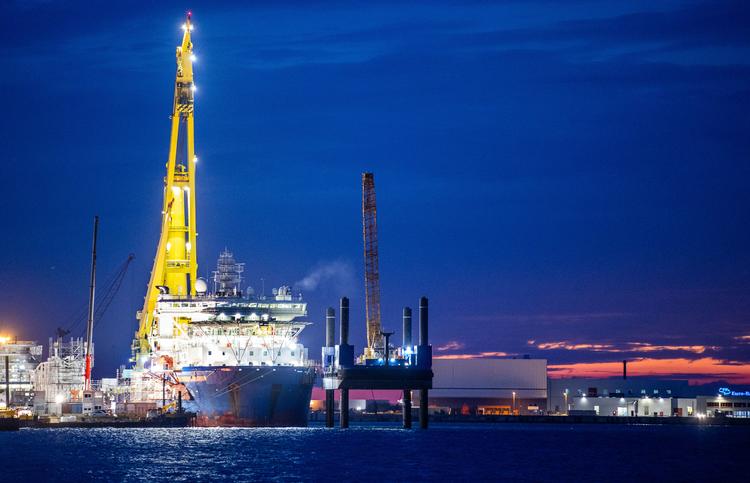 Det russiske specialskib Akademik Tscherski laster gasrør i den nordtyske havn Mukran. Havnen og delstatsregeringen i Mecklenburg Vorpommern lavede en særlig selskabskonstruktion, der skulle beskytte tyske entreprenører, der medvirkede i projektet, mod amerikanske sanktioner.
     Foto: Jens Buettner/Ritzau Scanpix