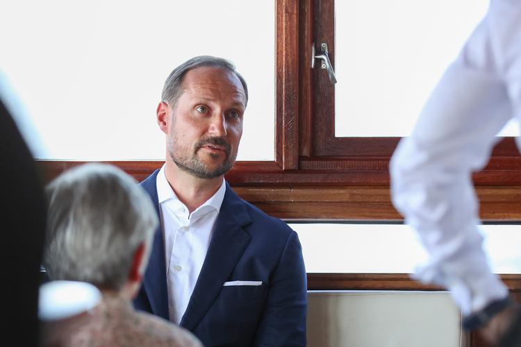 Norges kronprins Haakon holder en tale på øen Utøya torsdag eftermiddag, hvor tiåret for angrebet mod unge på Arbejdernes Ungdomsfylknings sommerlejr bliver markeret. Foto: Beate Oma Dahle/Ritzau Scanpix