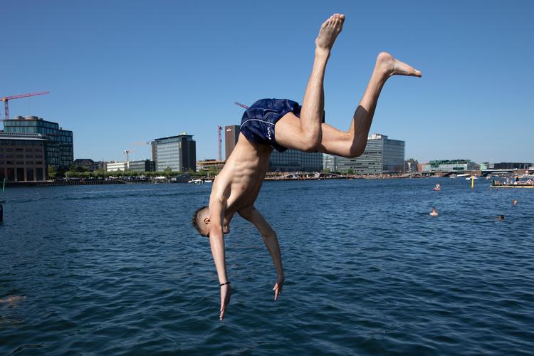 Lørdag bliver en rigtig solrig dag, mens vejret slår om søndag. Foto: Finn Frandsen/POLFOTO