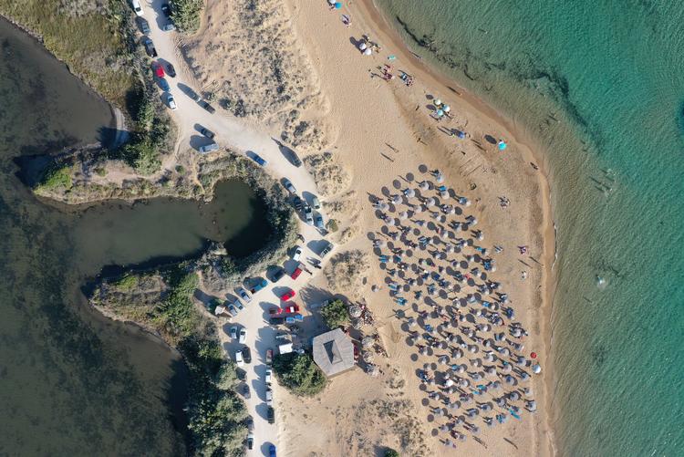 Flere og flere græske øer, er er det Korfu, bliver gule i Udenrigsministeriets rejsevejledninger. I øjeblikket er der kun en enkelt grøn, Thasos, tilbage. Foto: Adonis Skordilis/Ritzau Scanpix