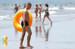 På Playa del Ingles på den spanske ferieø Gran Canaria er der pt. masser af turister fra hele Europa.   Foto: borja suarez/Ritzau Scanpix
