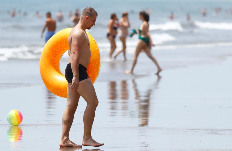 På Playa del Ingles på den spanske ferieø Gran Canaria er der pt. masser af turister fra hele Europa.   Foto: borja suarez/Ritzau Scanpix