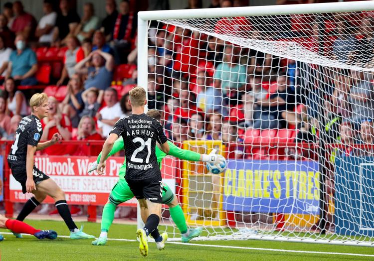 Det mindede mest af alt om et selvmål, da AGF fik håb for returkampen i Conference League med reduceringen til 1-2 i en ellers pinlig kamp. Foto: ©inpho/presseye/philip Magowan/Ritzau Scanpix