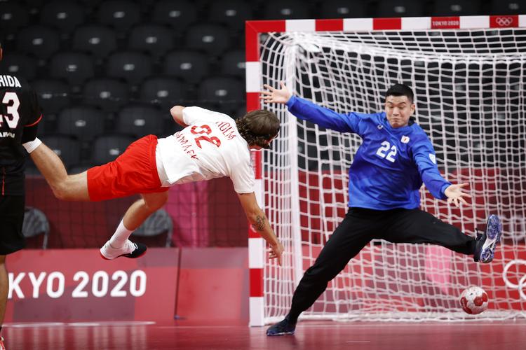  Jacob holm, der her scorer et af sine 9 mål på akrobatisk vis, blev dansk topscorer. Foto: Jens Dresling/POLFOTO