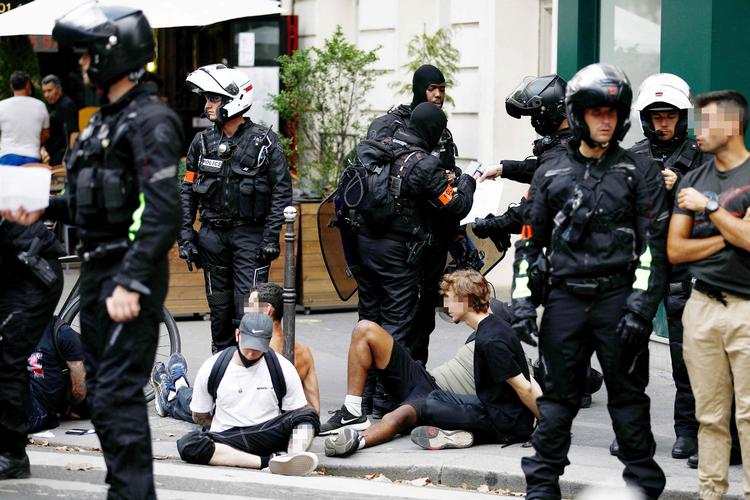 Frankrig har været ramt af flere demonstrationer som følge af de nye coronarestriktioner. Billedet er fra Paris i lørdags.  Foto: Sameer Al-doumy/Ritzau Scanpix
