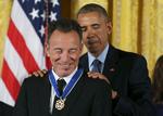 Barack Obama og Bruce Springsteen har kendt hinanden siden 2008. I 2016 fik Springsteen tildelt præsidentens frihedsmedalje.  Foto: Carlos Barria/Ritzau Scanpix