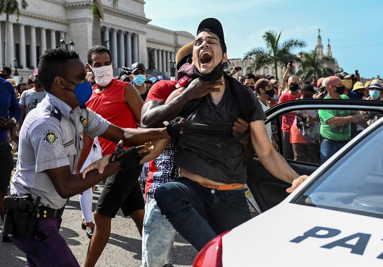 Cuba slår hårdt ned på demonstranter i Havana, der vil have deres frihed.  Foto: Yamil Lage/Ritzau Scanpix