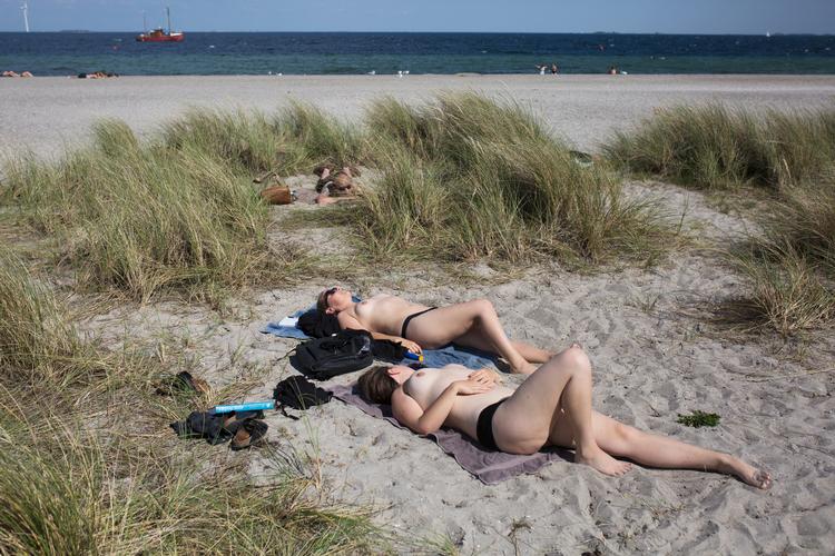 Reportage fra Amager Strandpark, hvor folk solbader. Kvinderne på billedet har ikke noget med historien at gøre. Foto: Andreas Haubjerg/POLFOTO