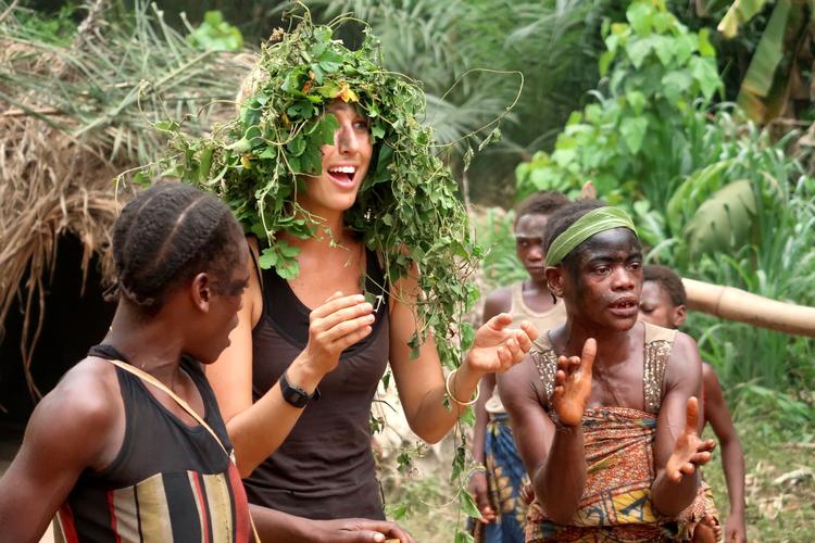 Filmmager Livia Simoka besøger en pygmæstamme i Republikken Congo. Det er der kommet nogle hudløst ærlige dokumentarudsendelser ud af. 