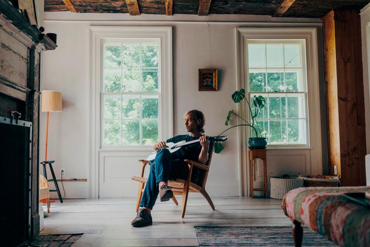 Aaron Dessner blev som ung teenager ramt af en dyb depression, men musikken - og hans tvillingebror, Bryce - hjalp ham igennem den. På det nye album med Big Red Machine har han skrevet en sang til broderen, som også er medlem af Aaron Dessners band The National. 