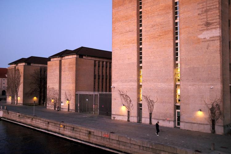 Ifølge arkitekten Dorte Mandrup, der fylder 60, er Udenrigsministeriet i København et eksempel på det, hun kalder en ond bygning. Den er menneskefjendsk og lader os ikke kigge ind. »Man aner slet ikke, hvad der foregår derinde«, har hun udtalt.  Foto: Thomas Borberg/POLFOTO