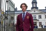 Prins Wilhelm, spillet af Edvin Ryding, må genstarte sit liv på kostskolen Hillerska. Men hurtigt får hans forelskelse i Simon ham i problemer.  Foto: Johan Paulin/Netflix