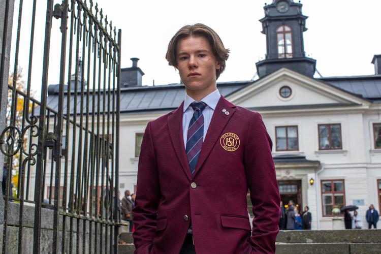 Prins Wilhelm, spillet af Edvin Ryding, må genstarte sit liv på kostskolen Hillerska. Men hurtigt får hans forelskelse i Simon ham i problemer.  Foto: Johan Paulin/Netflix